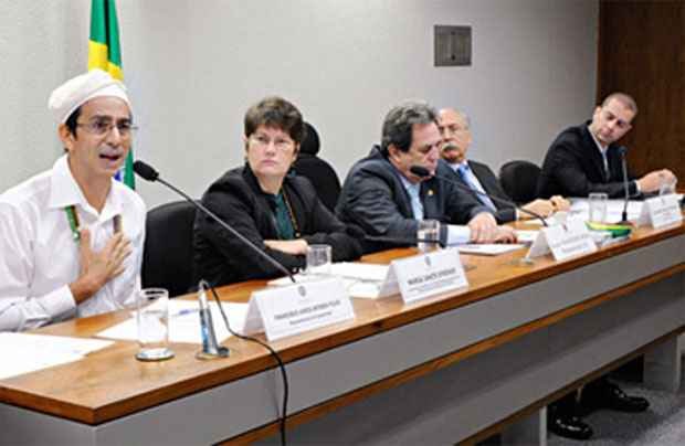 Projeto de lei sobre livre exercício de crença e cultos religiosos é alvo de protestos - Geraldo Magela/Agência Globo