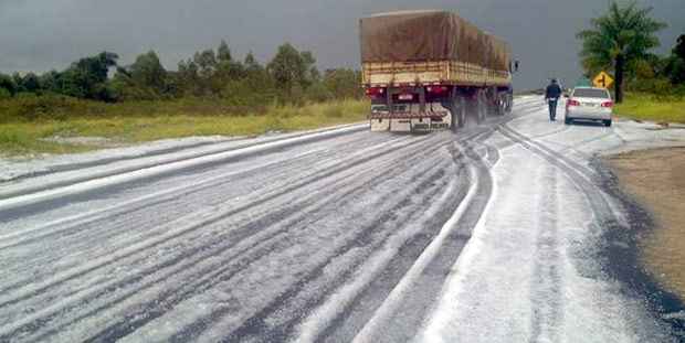 Chuva de granizo destrói lavouras e cobre rodovia em Itamogi, no Sul de Minas - Edson Coelho/Divulgação