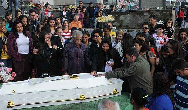 Corpo de jovem baleada na cabeça é enterrado; família cobra punição de delegado  - Paulo Filgueiras/EM DA Press