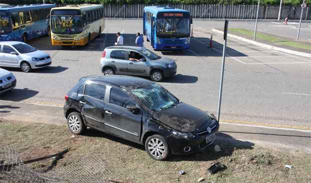 Carro se envolve em acidente e cai na Estação BH Bus São Gabriel - Edésio Ferreira/EM/DA Press