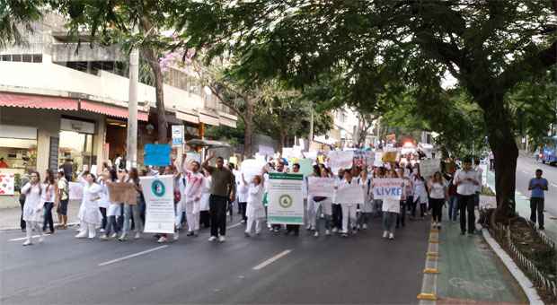 Profissionais da saúde realizam protesto no Centro de BH contra o Ato Médico - Mateus Parreiras/EM/D.A Press