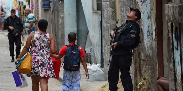 Sobe para dez o número de pessoas mortas durante operação no Complexo da Maré - AFP PHOTO / YURI CORTEZ