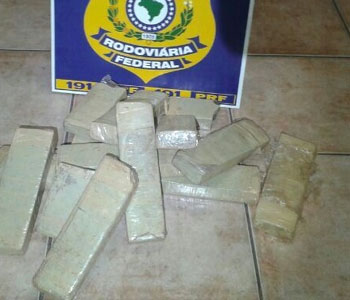 Dupla é presa após arremessar 14 tabletes de maconha em estrada de Frutal - Polícia Rodoviária Federal/Divulgação