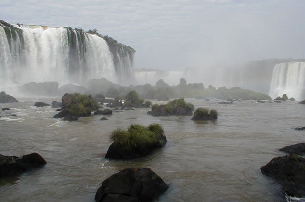 Cheia do rio Paraná fecha trecho das Cataratas do Iguaçu - Divulgacao/STTC Eventos