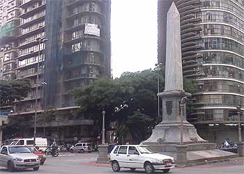 Luminária não resiste à onda de devastação na Praça Sete  - Geraldo Lopes/EM/D.A Press 