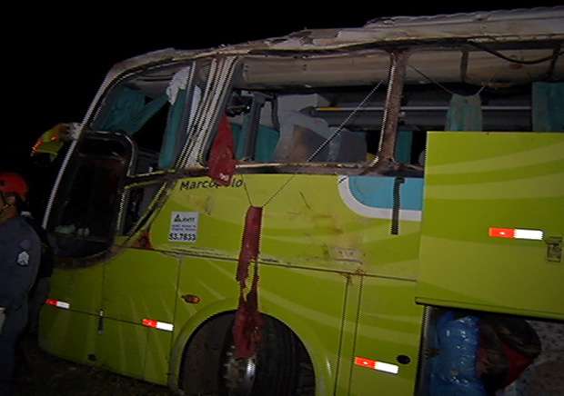 Ônibus tomba e deixa ao menos dez mortos na MG-259, em Governador Valadares - TV alterosa/Reprodução