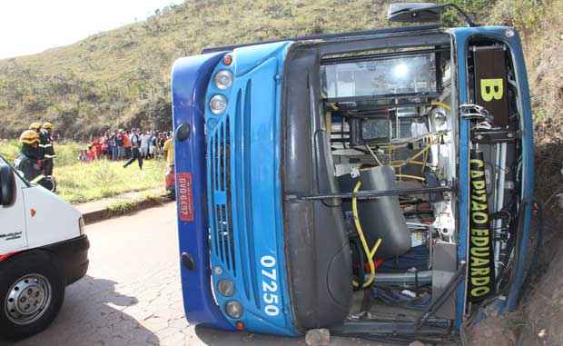 Ônibus coletivo capota e deixa pelo menos um morto em Belo Horizonte - Marcelo Sant' Anna/Esp.EM/D.A Press