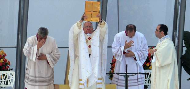 Papa Francisco pede que jovens assumam missão missionária - NELSON ALMEIDA / AFP