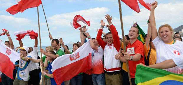 Jovens polonesas querem retribuir hospitalidade na JMJ - YASUYOSHI CHIBA / AFP