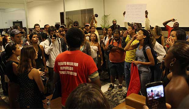 Manifestantes ocupam Prefeitura de Belo Horizonte - Reprodução Facebook Brigadas Populares