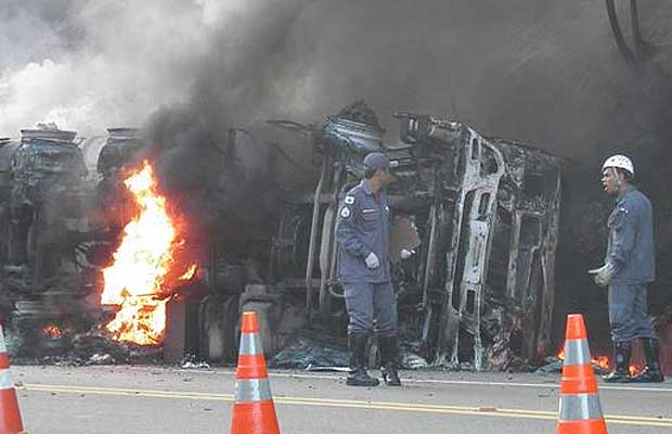 Morre 10ª vítima de grave acidente com carreta tanque na BR-116 - Joao Gabriel B. Meneghite /Jornal Leopoldinense