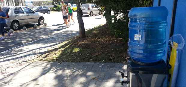 Empresários instalam galões de água mineral para caminhantes da Av. Bandeirantes - Flávia Ayer/EM/DA PRESS