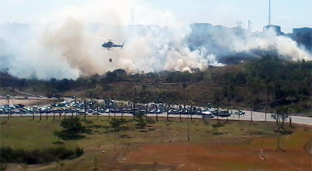 Bombeiros controlam incêndio no Bairro Serra Verde - Júlio Pimenta/EM/D.A.Press