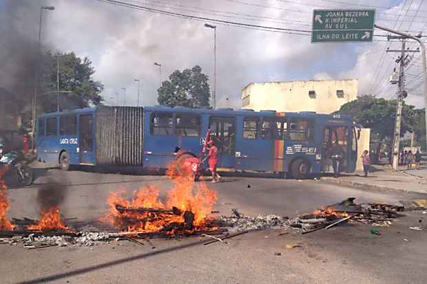 Moradores de comunidade destruída por incêndio protestam em Recife - Teresa Maia/DP/D.A Press