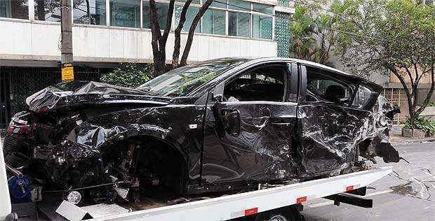 Carro atinge táxi e motorista se fere no Bairro Cidade Jardim - Paulo Filgueiras/EM/D.A.Press