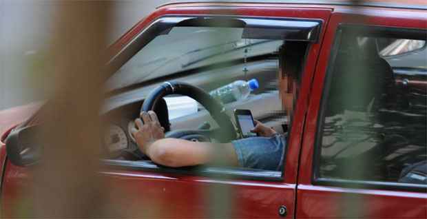Dirigir usando telefone lidera ranking de infrações de trânsito em BH - Gladyston Rodrigues/EM/DA Press