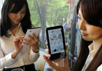 Idosos adotam e-books mais rápido do que os jovens no Japão - AFP PHOTO / Yoshikazu TSUNO