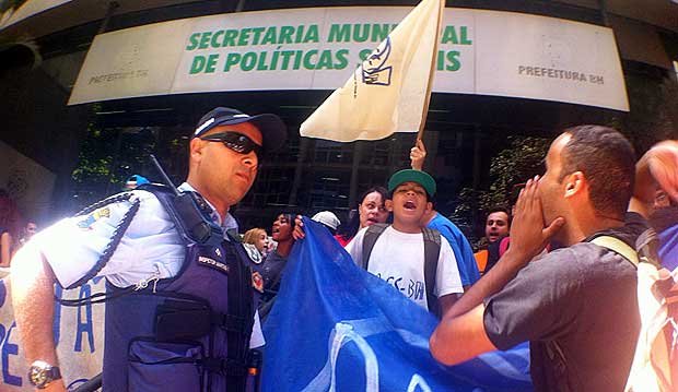 Estudantes ocupam imóvel da Prefeitura por duas horas para protestar pelo passe livre - Leandro Couri/EM/D.A.Press