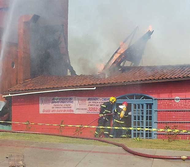 Bombeiros combatem incêndio em restaurante na Raja Gabaglia - Marcos Sales