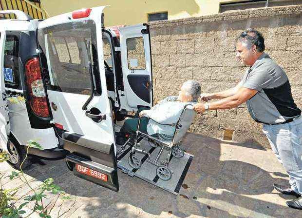 Pouca demanda de passageiros leva taxistas de carros adaptados a circular com liminar - GLADYSTON RODRIGUES/EM/D.A PRESS