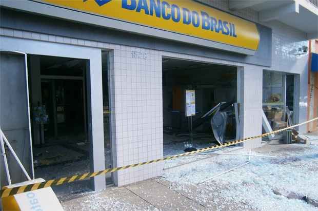 Bandidos explodem caixa eletrônico a poucos metros de delegacia em Araújos - Ricardo Miranda/TV Alterosa