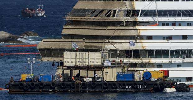 Costa Concordia é colocado em posição vertical - AFP PHOTO / ANDREAS SOLARO 