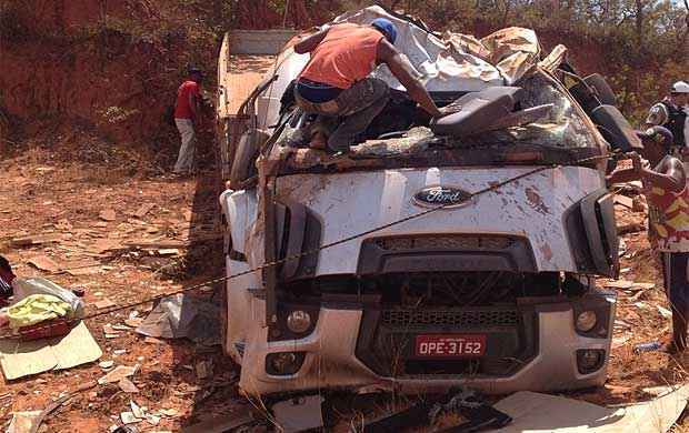 Caminhão capota e passageiros são arremessados para fora do veículo - Divulgação Samu