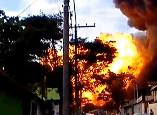Fogo destruiu cerca de 40 mil metros quadrados de fábrica em Contagem  - Reprodução Youtube