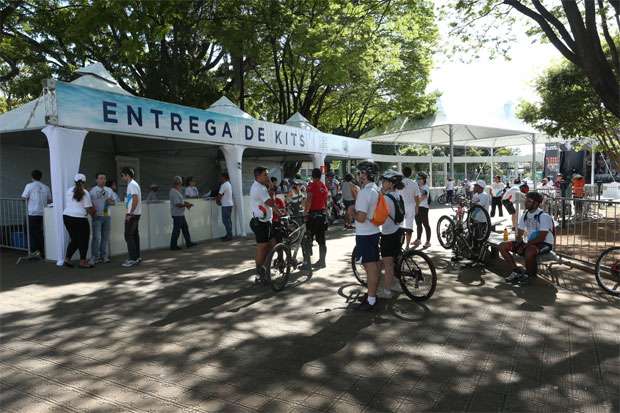 Ciclistas se reúnem em BH para comemorar o Dia Mundial Sem Carro - Edésio Ferreira