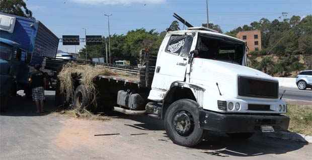 Carreta que transportava abacaxis tomba no Anel Rodoviário  - Edésio Ferreira/EM/DA Press