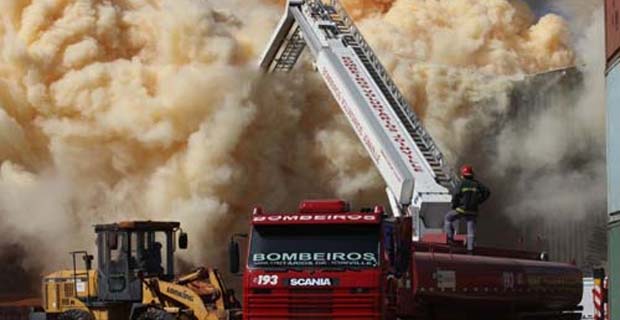 Fumaça tóxica contamina o céu de Santa Catarina há cerca de 36 horas - James Tavares/Governo SC