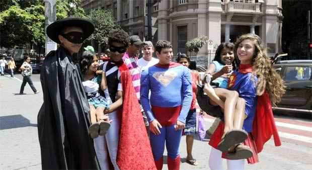Super-heróis fazem ato na Praça Sete para demonstrar a importância da gentileza urbana - Jair Amaral/EM/D.A Press