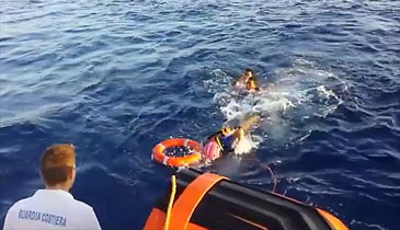 Mar agitado impede recuperação de corpos em Lampedusa - HO / GUARDIA COSTIERA / AFP