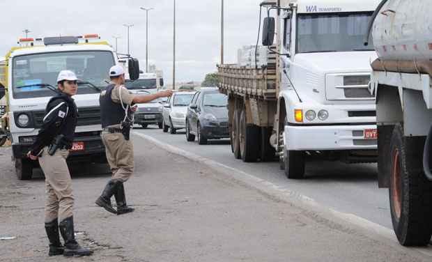 Polícia faz blitz para coibir infrações de caminhoneiros no Anel Rodoviário  - Paulo Filgueiras/EM DA Press