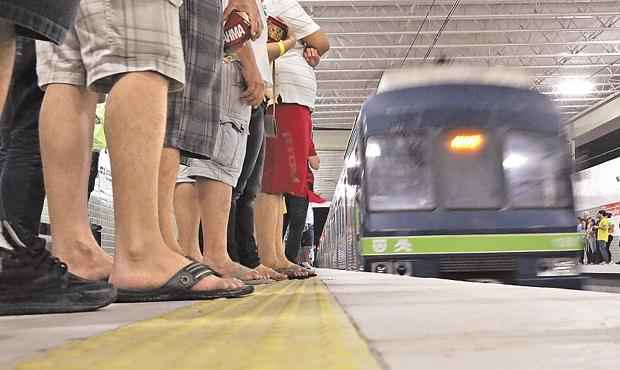 Metrô de Recife terá que indenizar passageira que foi pisoteada  - TERESA MAIA/DP/D.A PRESS