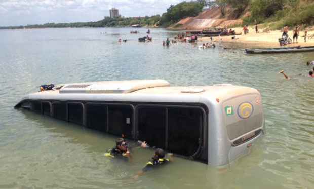 Micro-ônibus cai com 13 pessoas no rio Tocantins - Fernando Alfer