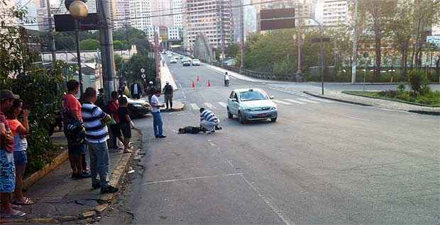 Homem morre ao ser atropelado por táxi na Avenida Assis Chateaubriand, em BH - João Henrique do Vale/EM/D.A.Press