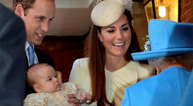 Em batizado, príncipe George usa réplica de vestido criado em 1841 - REUTERS/John Stillwell