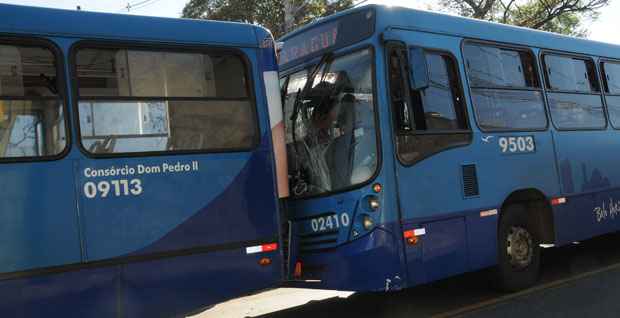 Batida entre dois ônibus deixa feridos no Bairro Saudade - Paulo Filgueiras/EM/DA Press