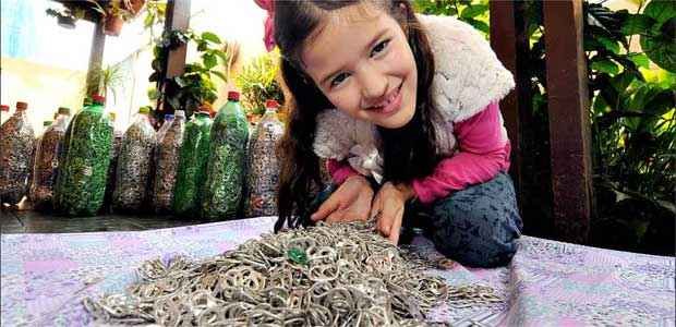 Menina troca garrafas PET com lacres de latinha por cadeira de roda - Ramon Lisboa/EM/D.A Press