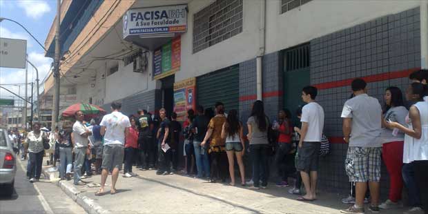 Belo Horizonte tem transtornos no primeiro dia de provas do Enem 2013 - Esp. EM / DA PRESS