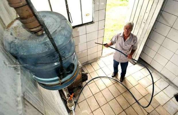 Pequenos agricultores mineiros fabricam etanol para abastecer veículos próprios - Marcos Michelin/EM/DA Press