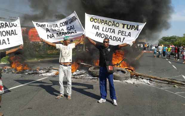 Moradores de terrenos desapropriados protestam em frente à prefeitura de Contagem - Pedro Ferreira/EM/DA.press