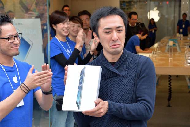 iPad Air começa a ser vendido nos mercados mundiais - AFP PHOTO / Yoshikazu TSUNO 