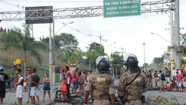Manifestantes bloqueiam MG-020 em Santa Luzia - Marcos Vieira/EM/D.A.Press