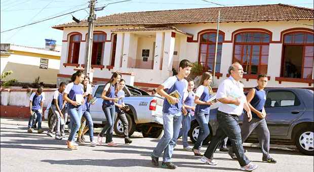 Alunos e ex-estudantes de escola criam projeto para receber e doar livros em Morro do Ferro - NANDO OLIVEIRA/ESP EM/D.A PRESS