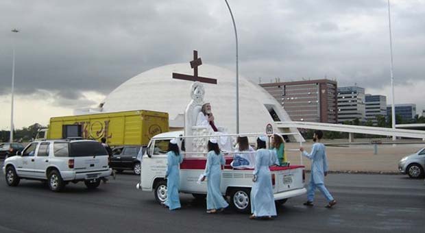 Inri Cristo faz protesto na Esplanada e pede voto facultativo - Divulgação assessoria Inri Cristo