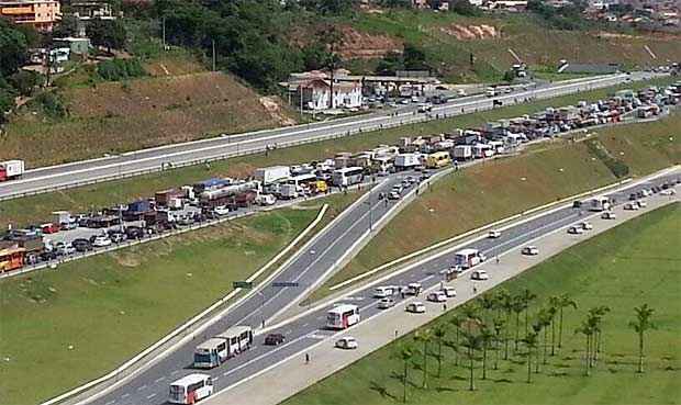 Manifestação complica o trânsito na MG-010, no Bairro Serra Verde - Rita de Cássia