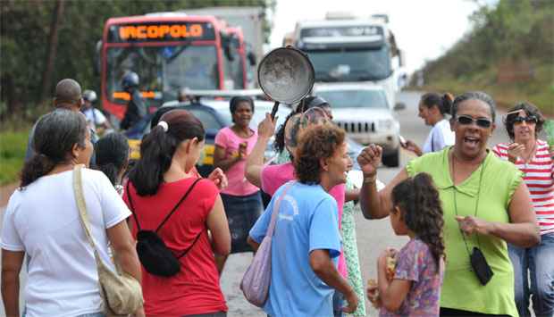 Moradores de Piedade do Paraopeba bloqueiam BR-040 em protesto - Juarez Rodrigues/EM/D.A Press.