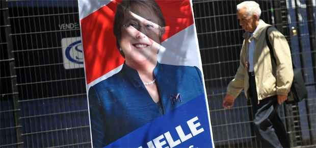 Ex-presidente Michelle Bachelet é grande favorita para vencer eleições no Chile - HECTOR RETAMAL/AFP